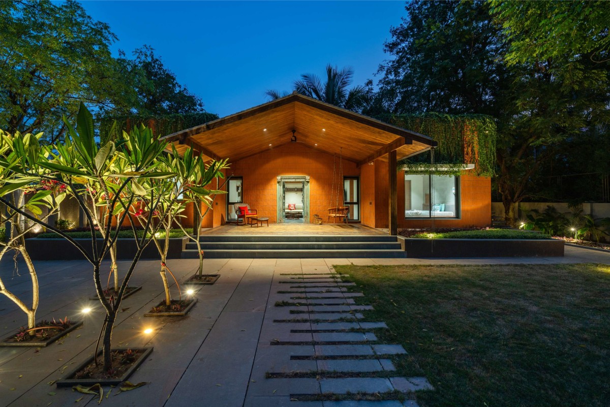 Dusk light view of central lawn of Om Winter Retreat by Studio 2+2