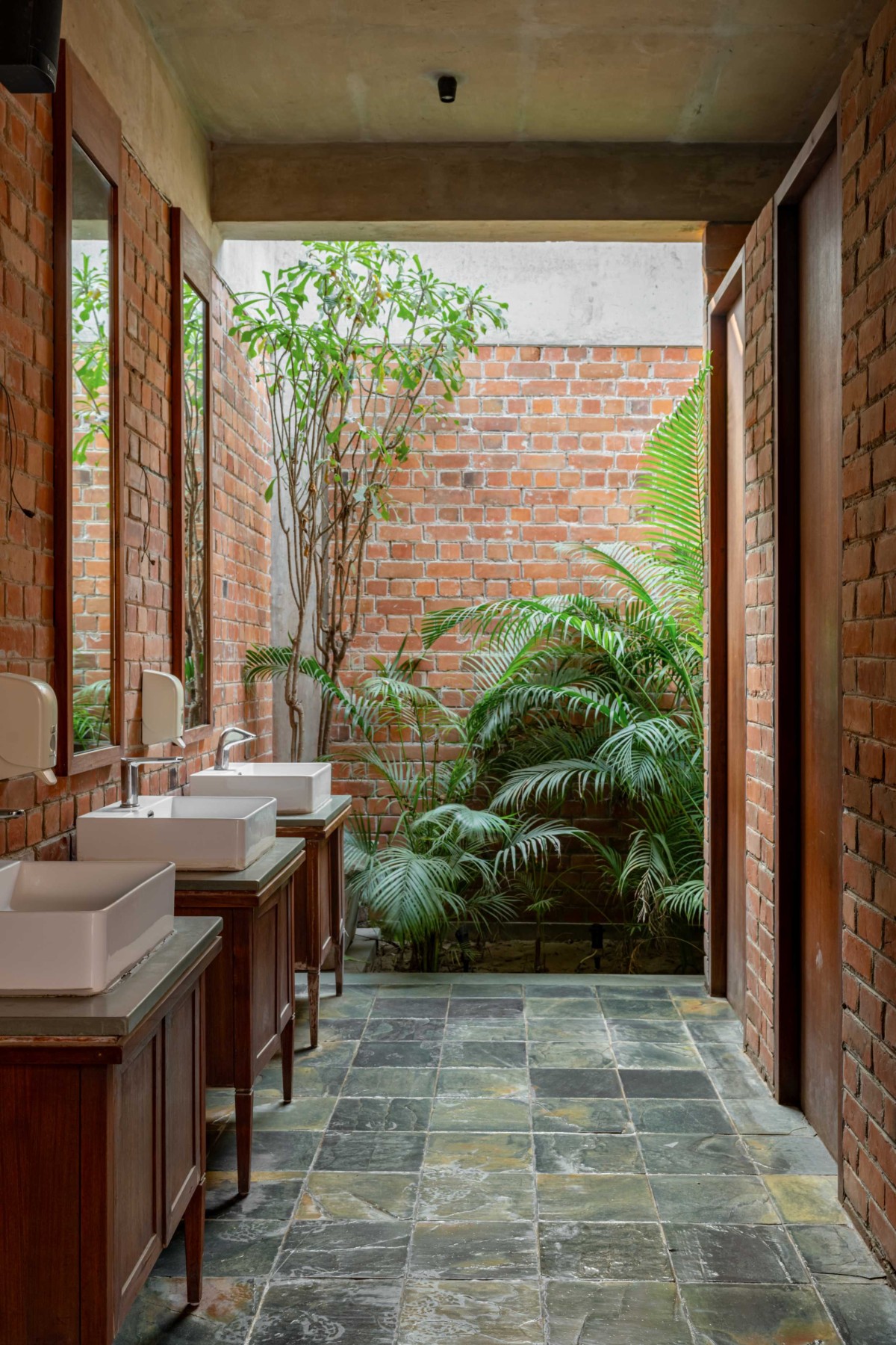 Washroom of Under The Neem Tree by Studio HPA