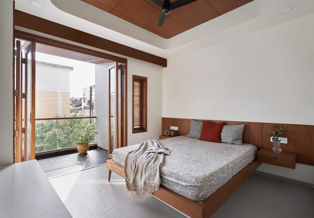 Bedroom of Tranquil Court House by Studio Habitect