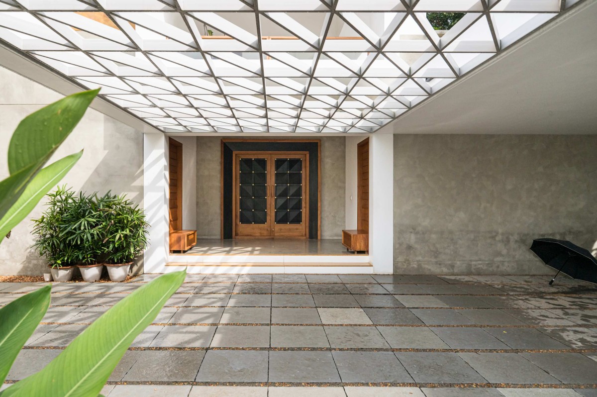 Entrance Porch of Peringattil Veedu by Studio Homosapiens