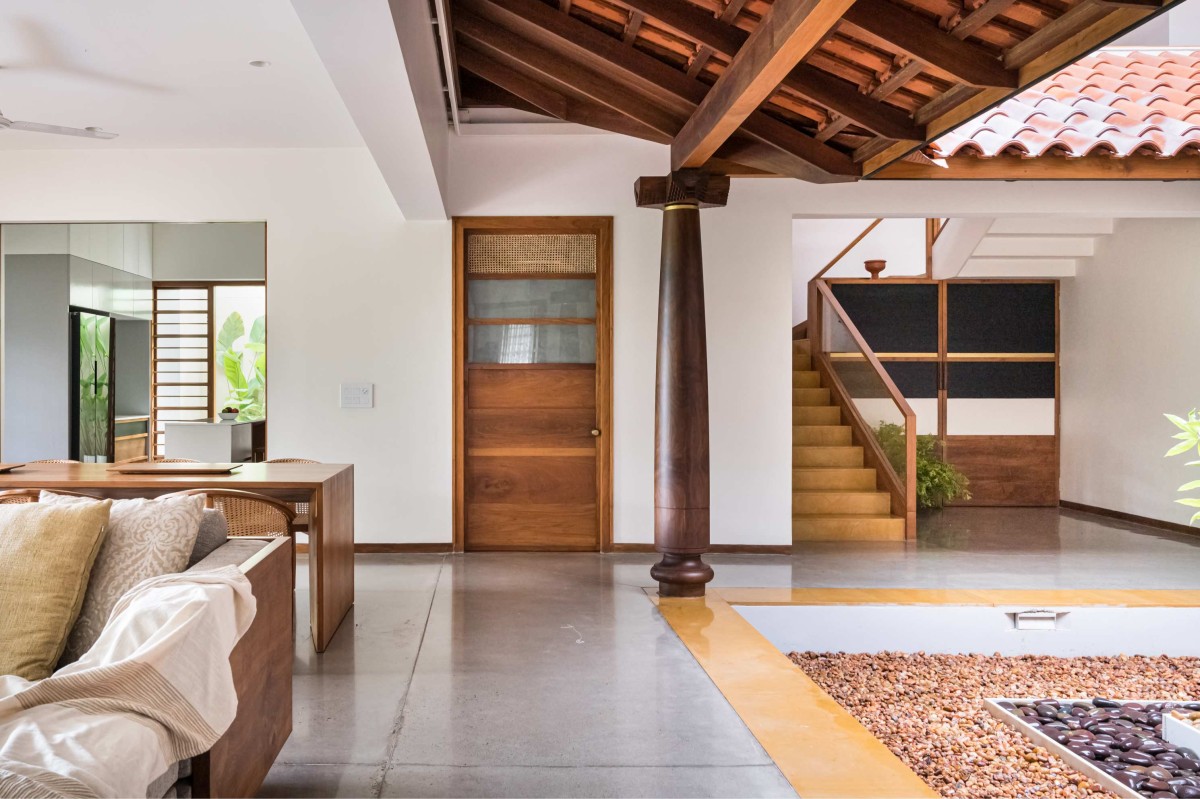 Passage that connect courtyard and living of Peringattil Veedu by Studio Homosapiens