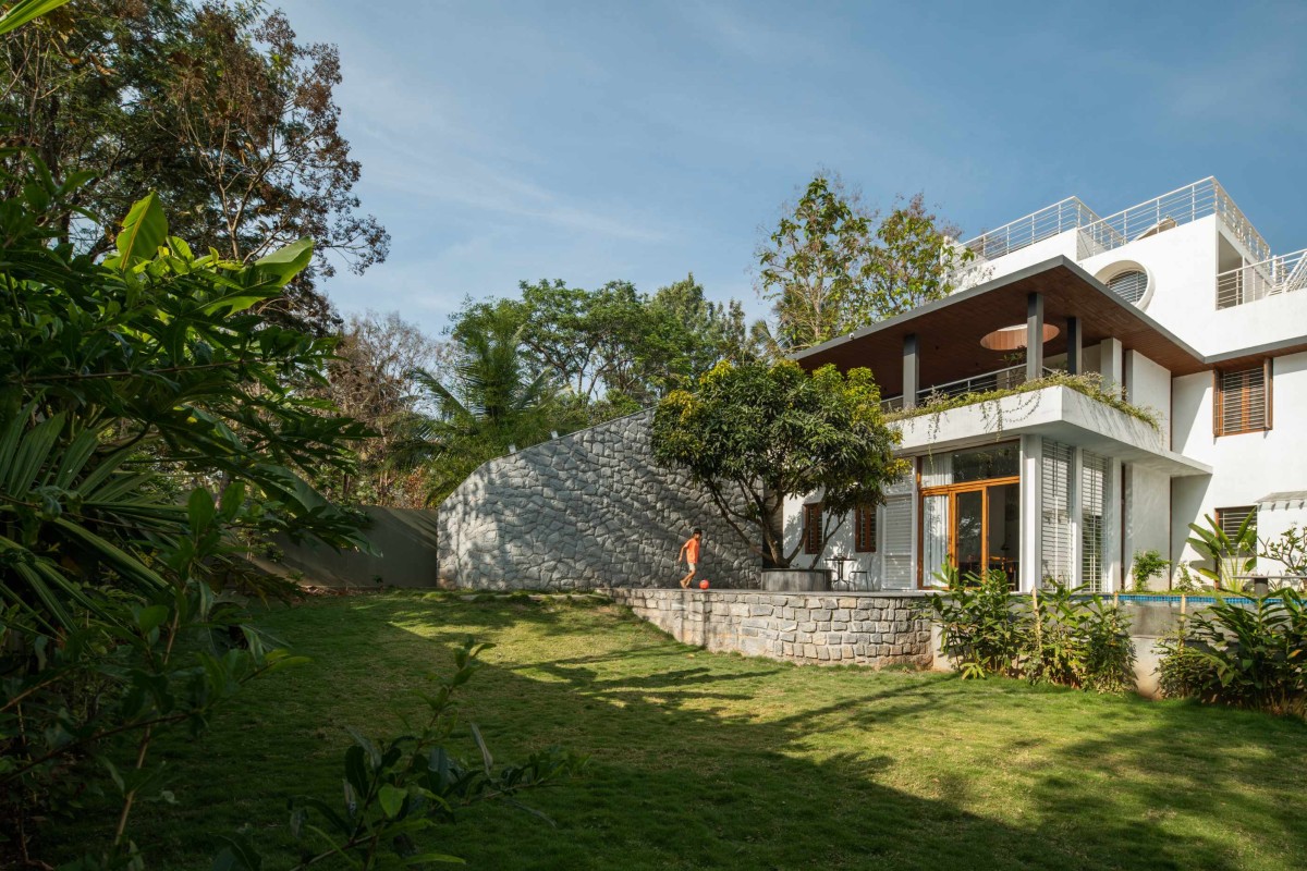 Exterior view of Siri Residence by Design Kacheri