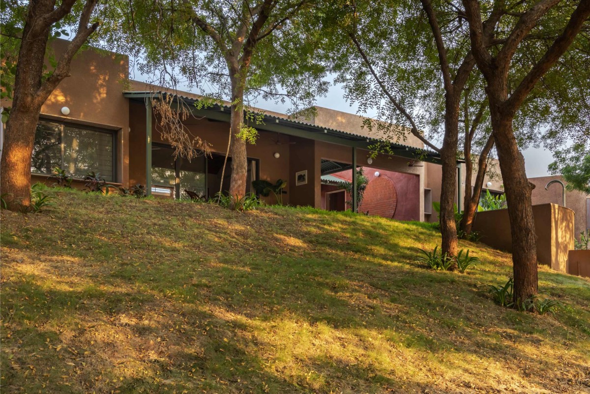 Exterior view of Courtyard House by the Water by Studio DesignSeed