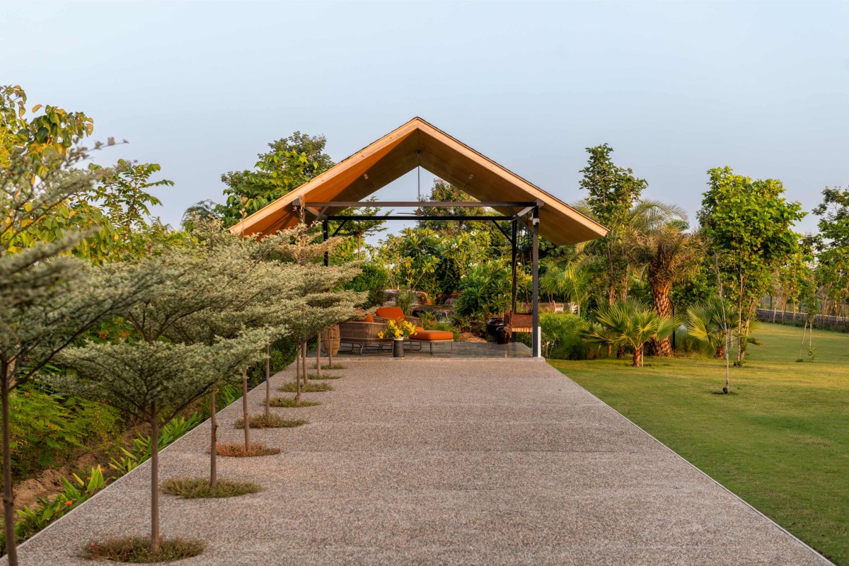 Passage to gazebo of Vanessa Villa by tHE gRID Architects