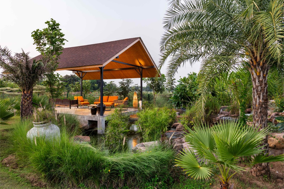 Garden view of Vanessa Villa by tHE gRID Architects