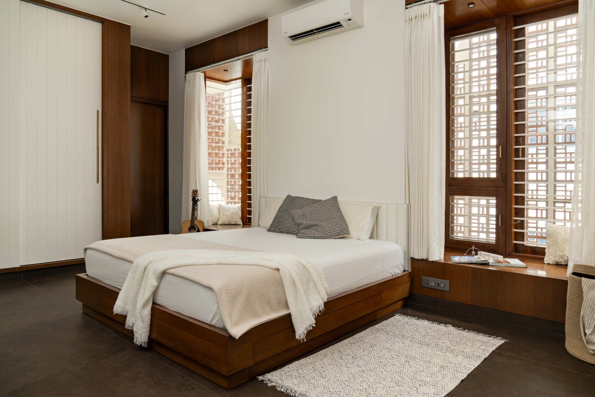 Master Bedroom of Tanish by Jyaamiti Architectural Studio