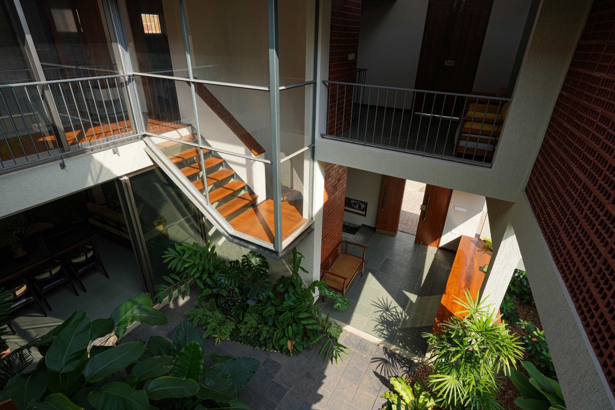 Courtyard of Meadows House by VSP Architects