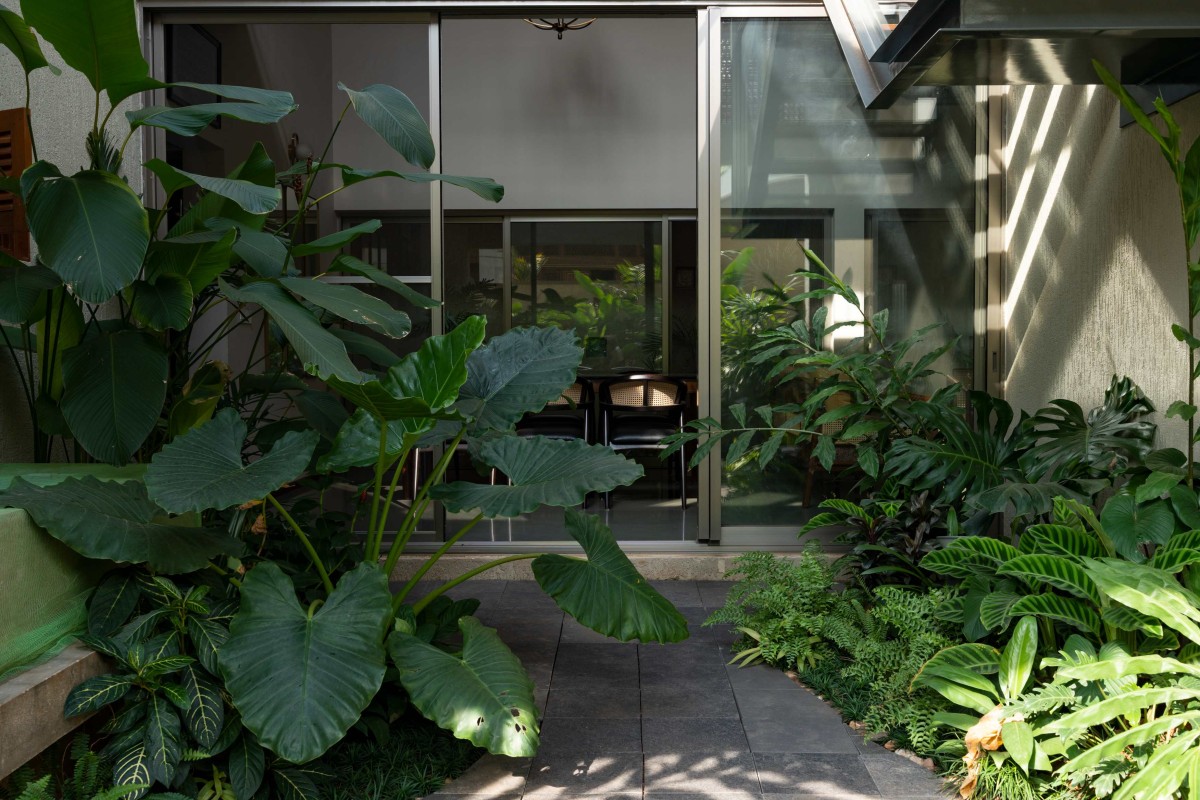 Courtyard of Meadows House by VSP Architects