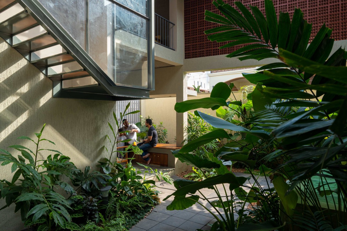 Courtyard of Meadows House by VSP Architects