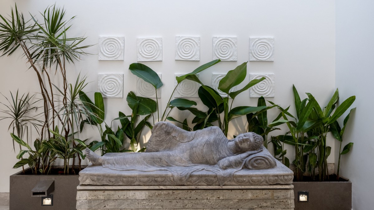 Lord Buddha Statue of The Serene House by HM Design Studio