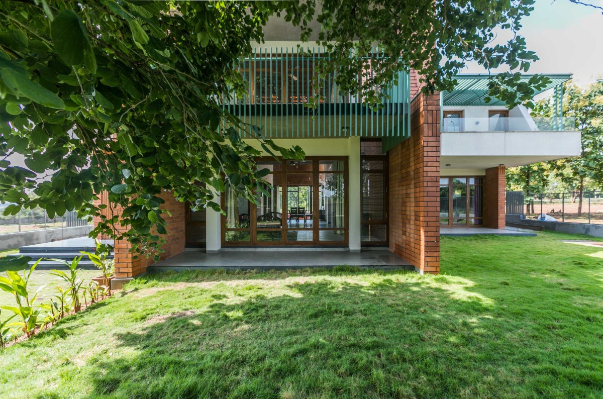 Lawn of An Earthy Affair by Collage Architecture Studio