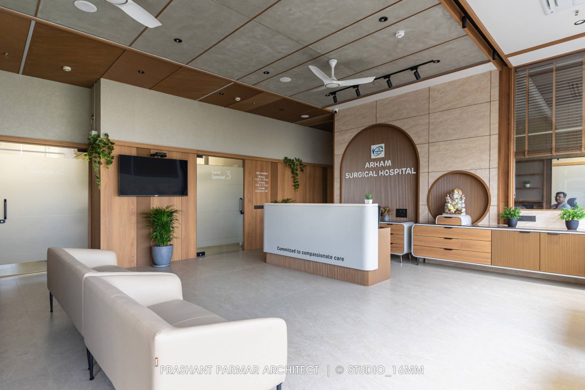 Modern Hospital Interior at Ratnanjali Solitaire by Prashant Parmar Architect | Shayona Consultant