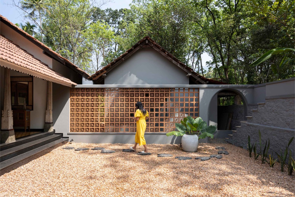 Courtyard of Muttom Residence by EDOM Architecture