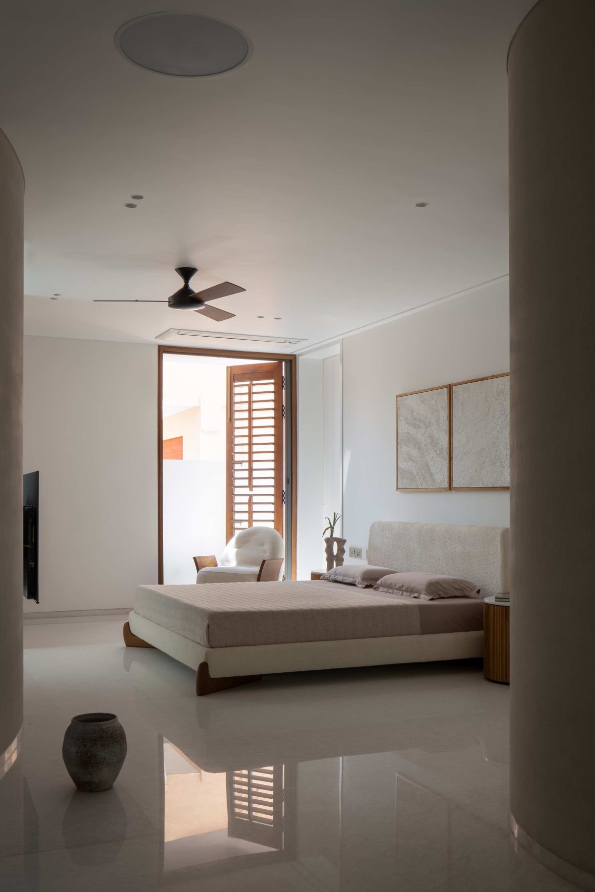 Bedroom of Whispering Curves by Suva Architects