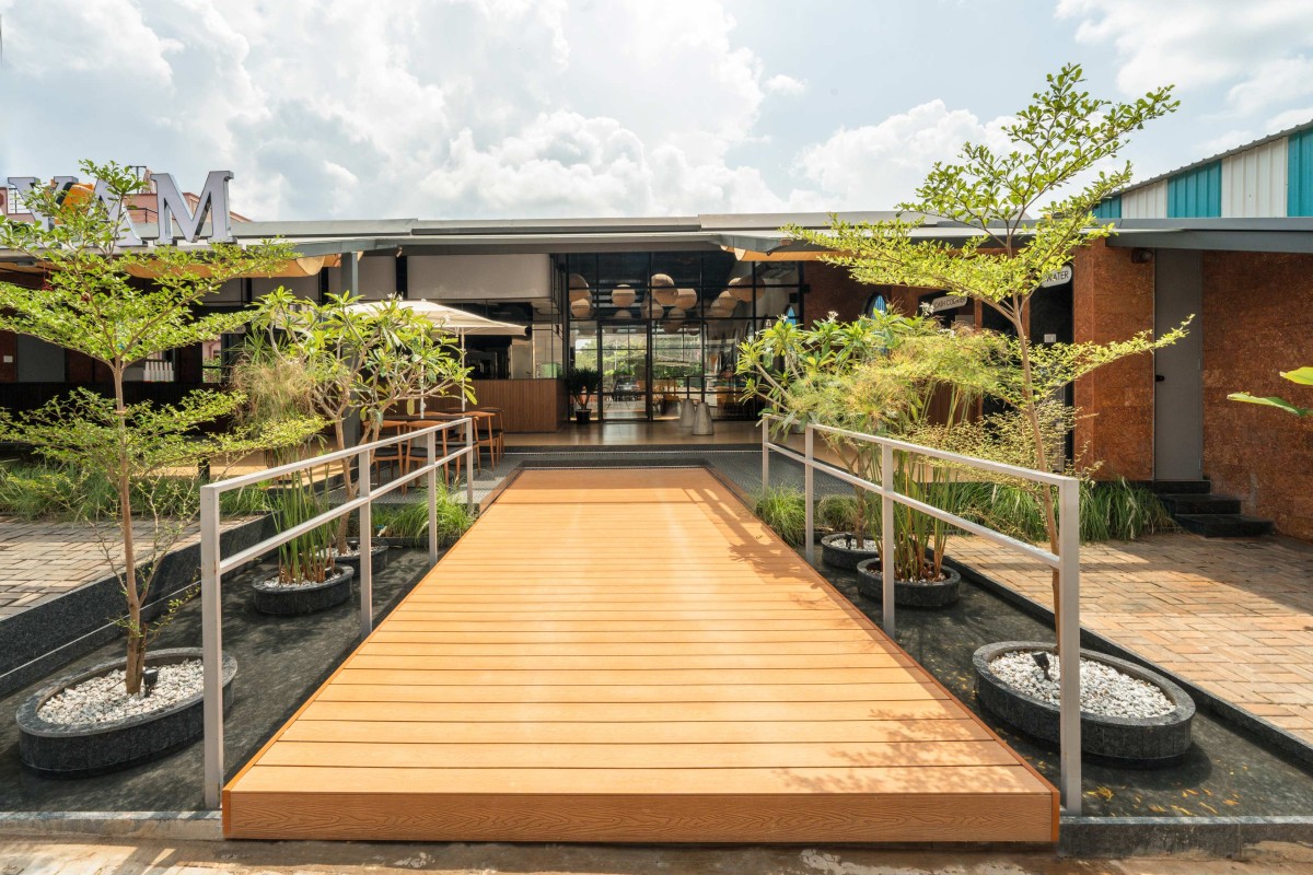 Entry Bridge Way of TRAYAM Restaurant by iha Architecture