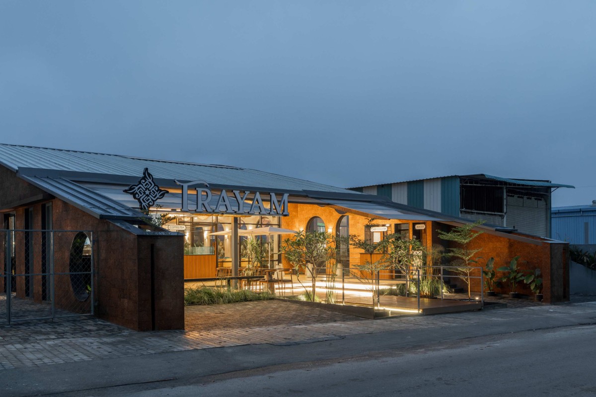 Dusk light exterior view of TRAYAM Restaurant by iha Architecture