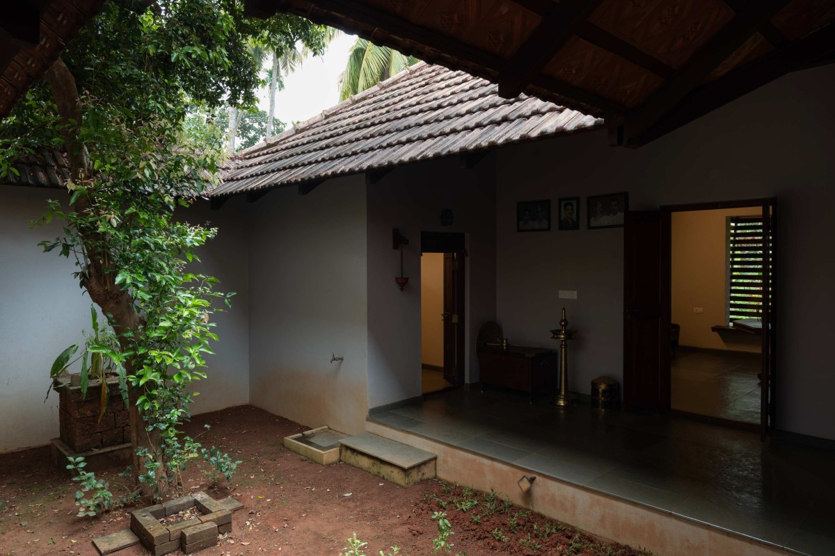 Courtyard of Kaloor Residence by VSP Architects