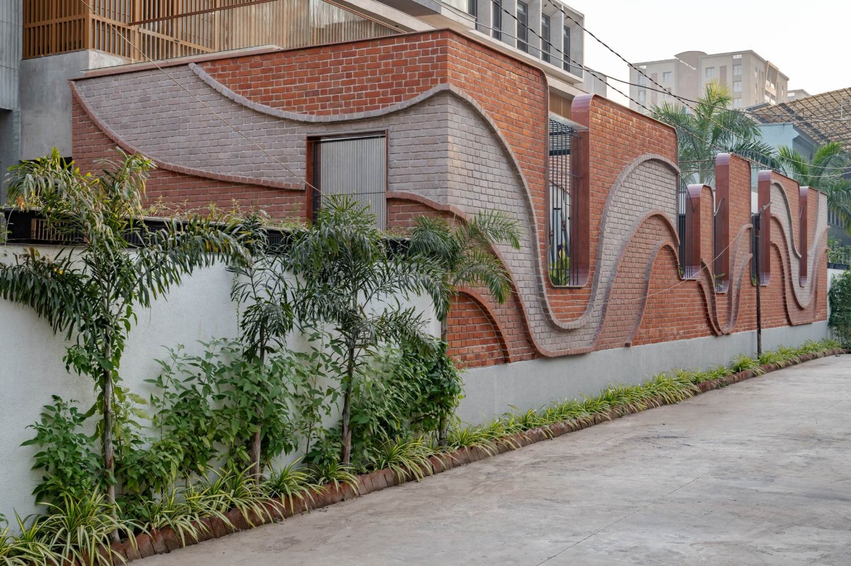 Detailed shot of exterior wall of Harshaangan - A House for Gardens by Aangan Collaborative LLP