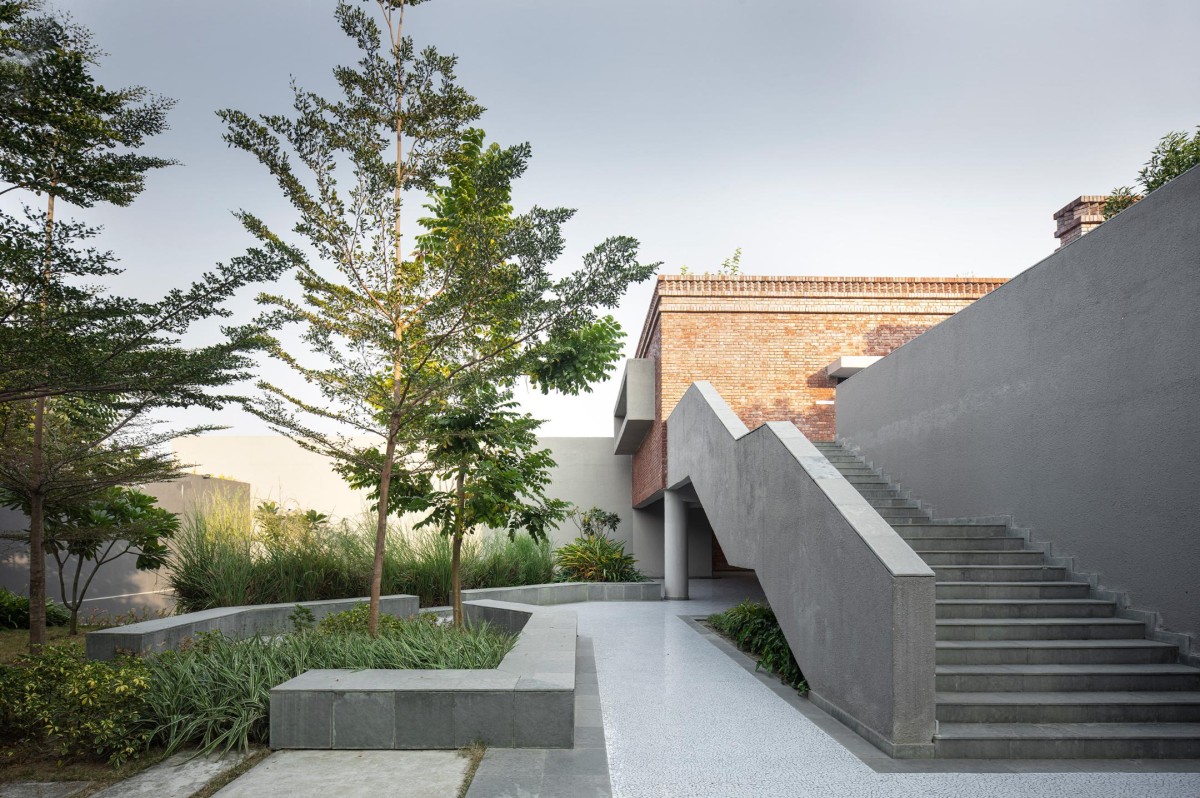 Staircase of Bandhan Residential School of Business by Abin Design Studio