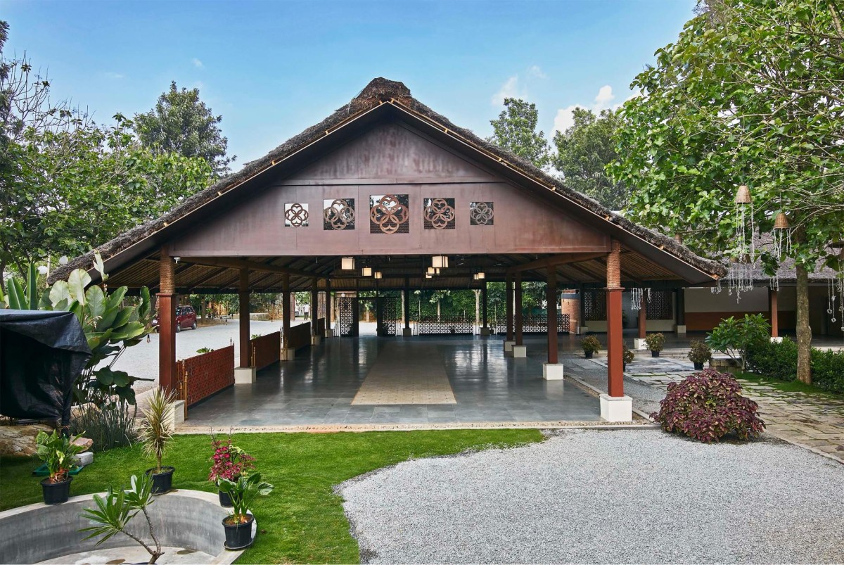 Dining hall – Metal pillars Collided with Threads