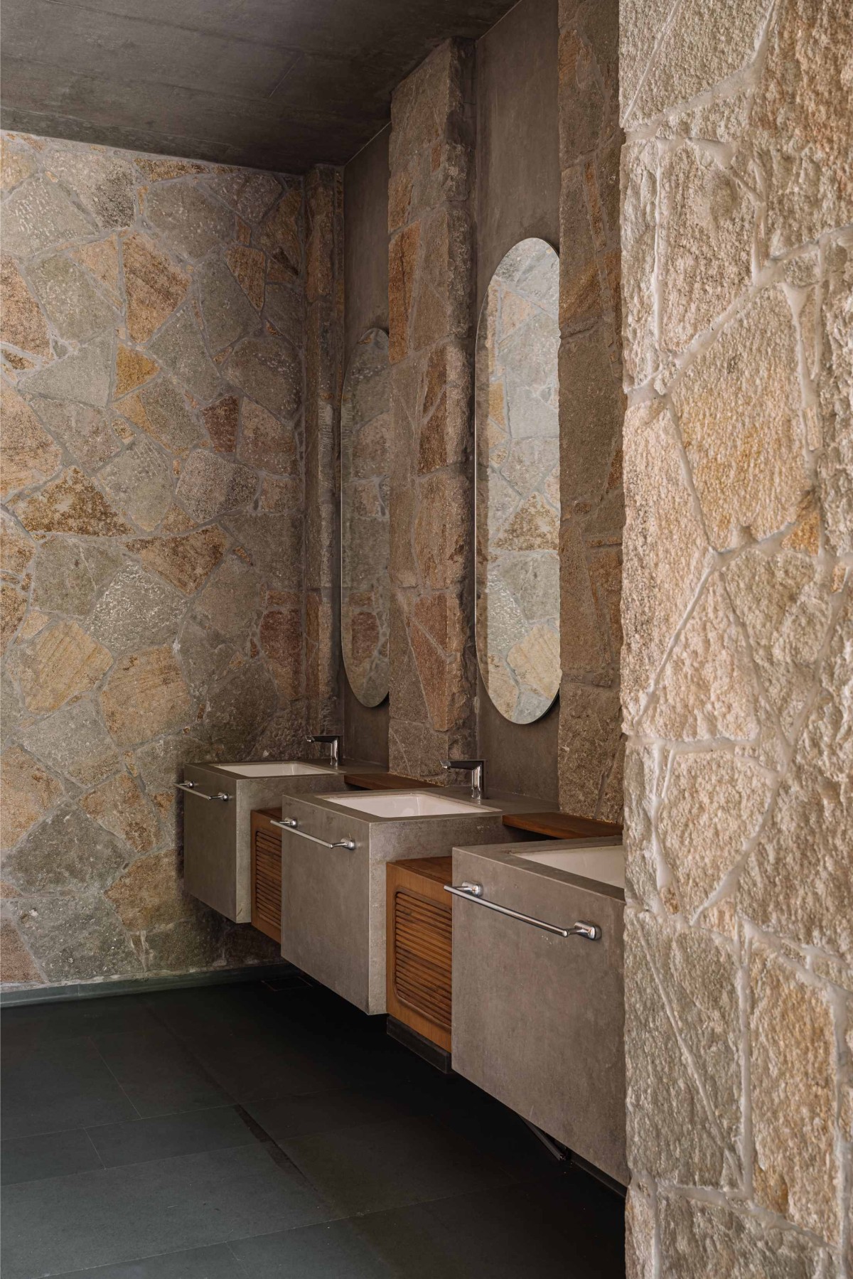 Common toliet basin area of Retreat Home by Neogenesis+Studi0261
