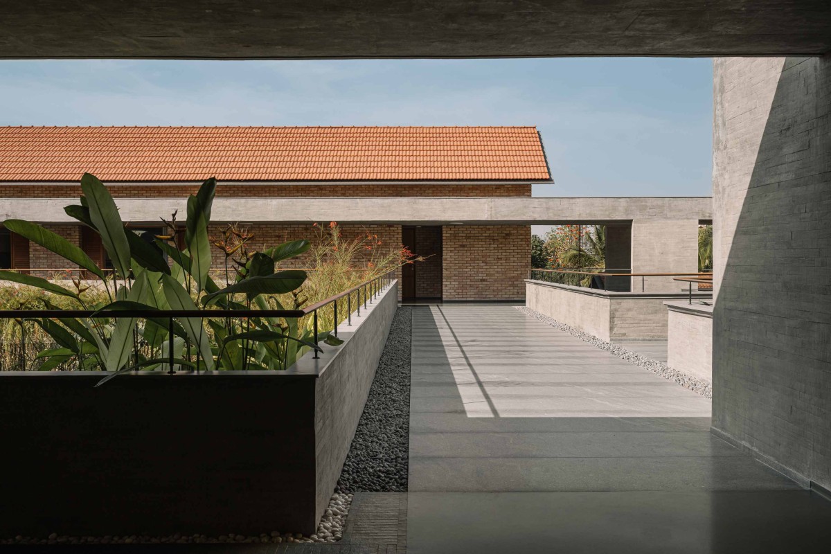 Drain chain covered with pebble stone at first floor open passage area of Retreat Home by Neogenesis+Studi0261