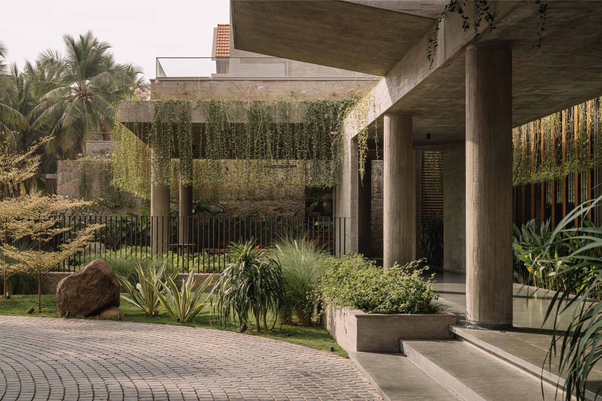 Greens layering the concrete of Retreat Home by Neogenesis+Studi0261