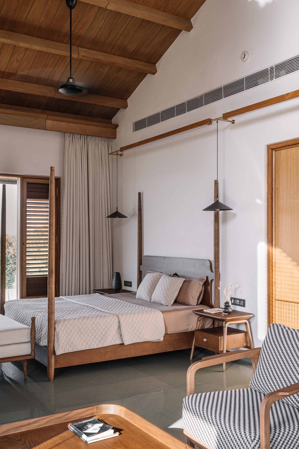 First floor bedroom of Retreat Home by Neogenesis+Studi0261