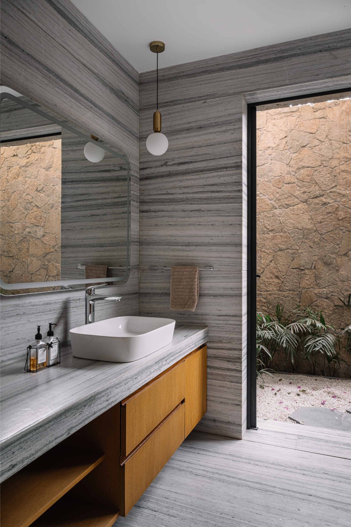Ground floor bathroom area of Retreat Home by Neogenesis+Studi0261