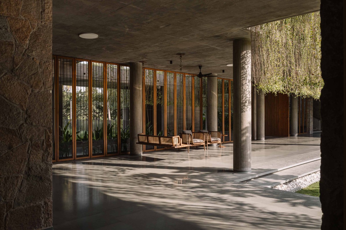 Ground floor passage seating area of Retreat Home by Neogenesis+Studi0261