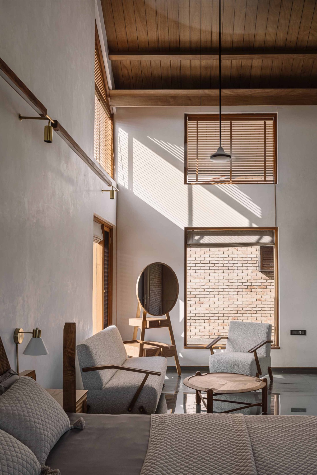 Heighted ceiling at first floor bedroom of Retreat Home by Neogenesis+Studi0261
