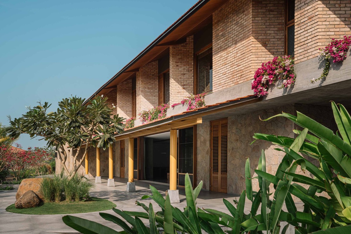 Overhanging roof with metal column at outdoor seating of Retreat Home by Neogenesis+Studi0261