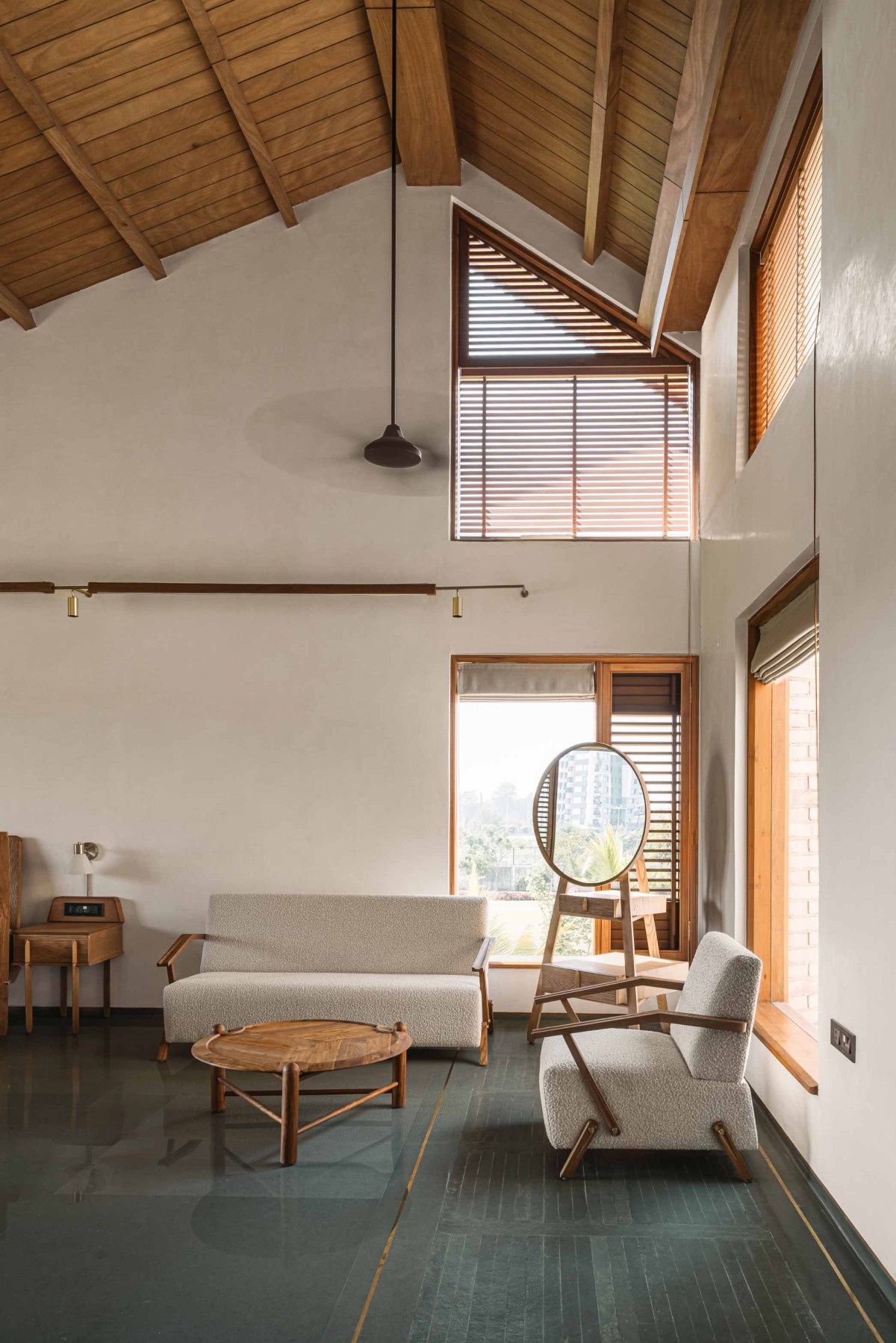 First floor bedroom seating of Retreat Home by Neogenesis+Studi0261