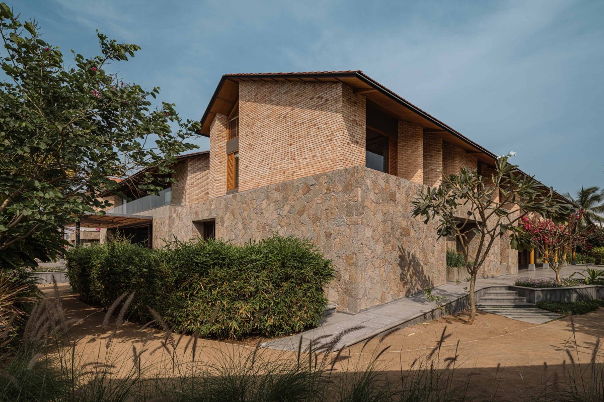 Ramp to outdoor seating area of Retreat Home by Neogenesis+Studi0261