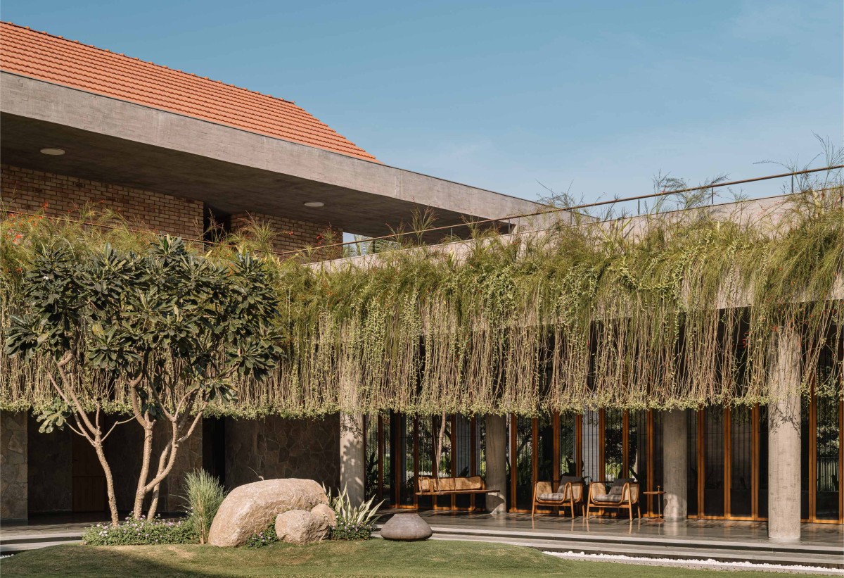 Lesuire seating space in semi covered passage of Retreat Home by Neogenesis+Studi0261