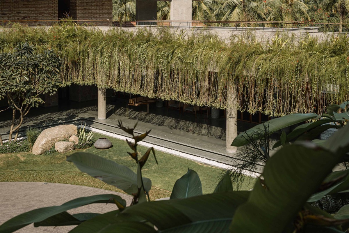 Courtyard over looking from the above passage of Retreat Home by Neogenesis+Studi0261