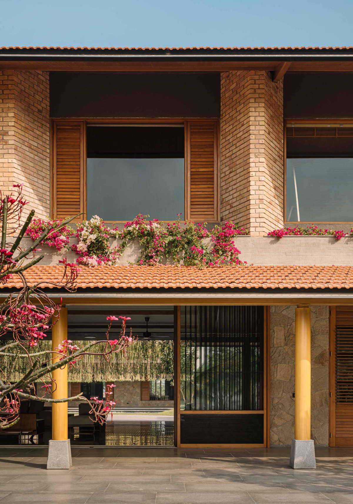 Bougainvilla flower bed for all private areas of Retreat Home by Neogenesis+Studi0261