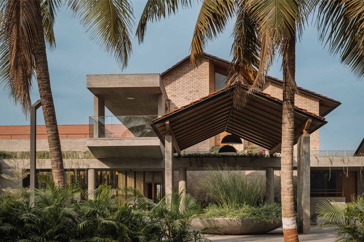 Grandeur entrace with large pot of Retreat Home by Neogenesis+Studi0261