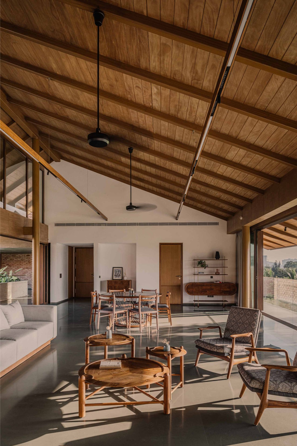 Family room of Retreat Home by Neogenesis+Studi0261