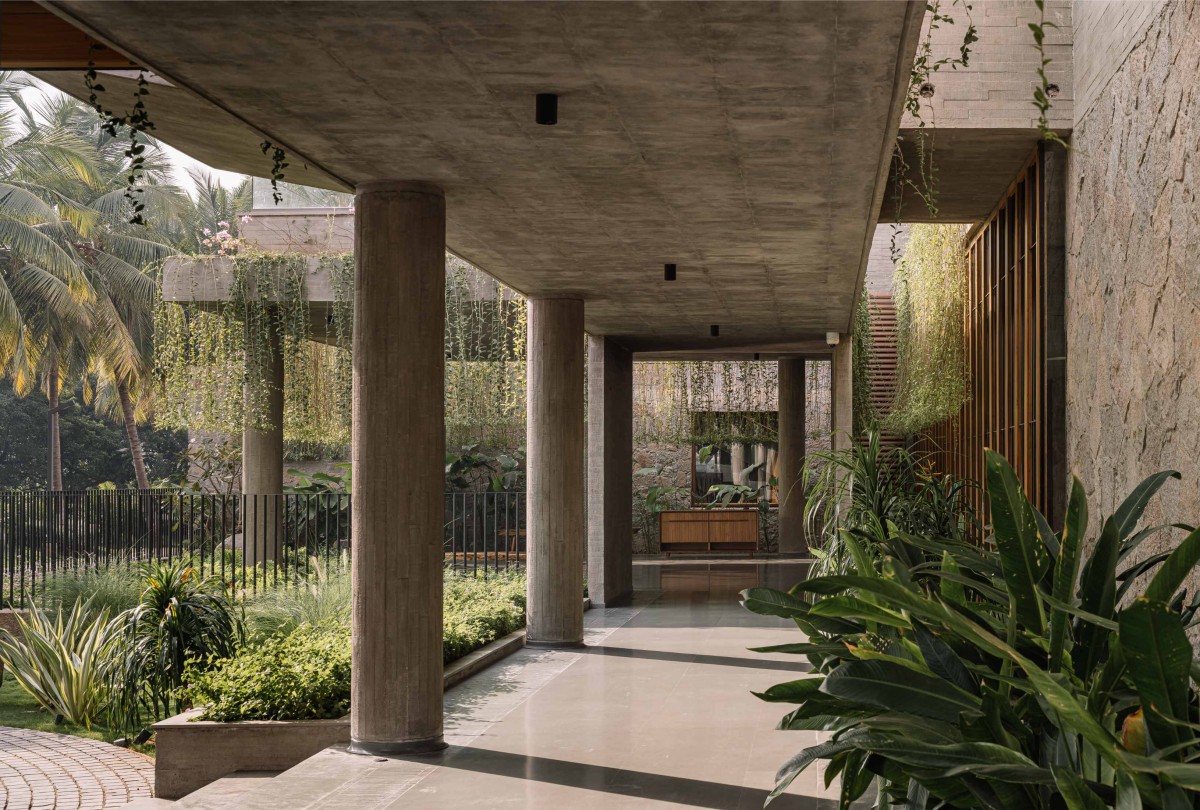 Linear passage at entrance with skylight of Retreat Home by Neogenesis+Studi0261