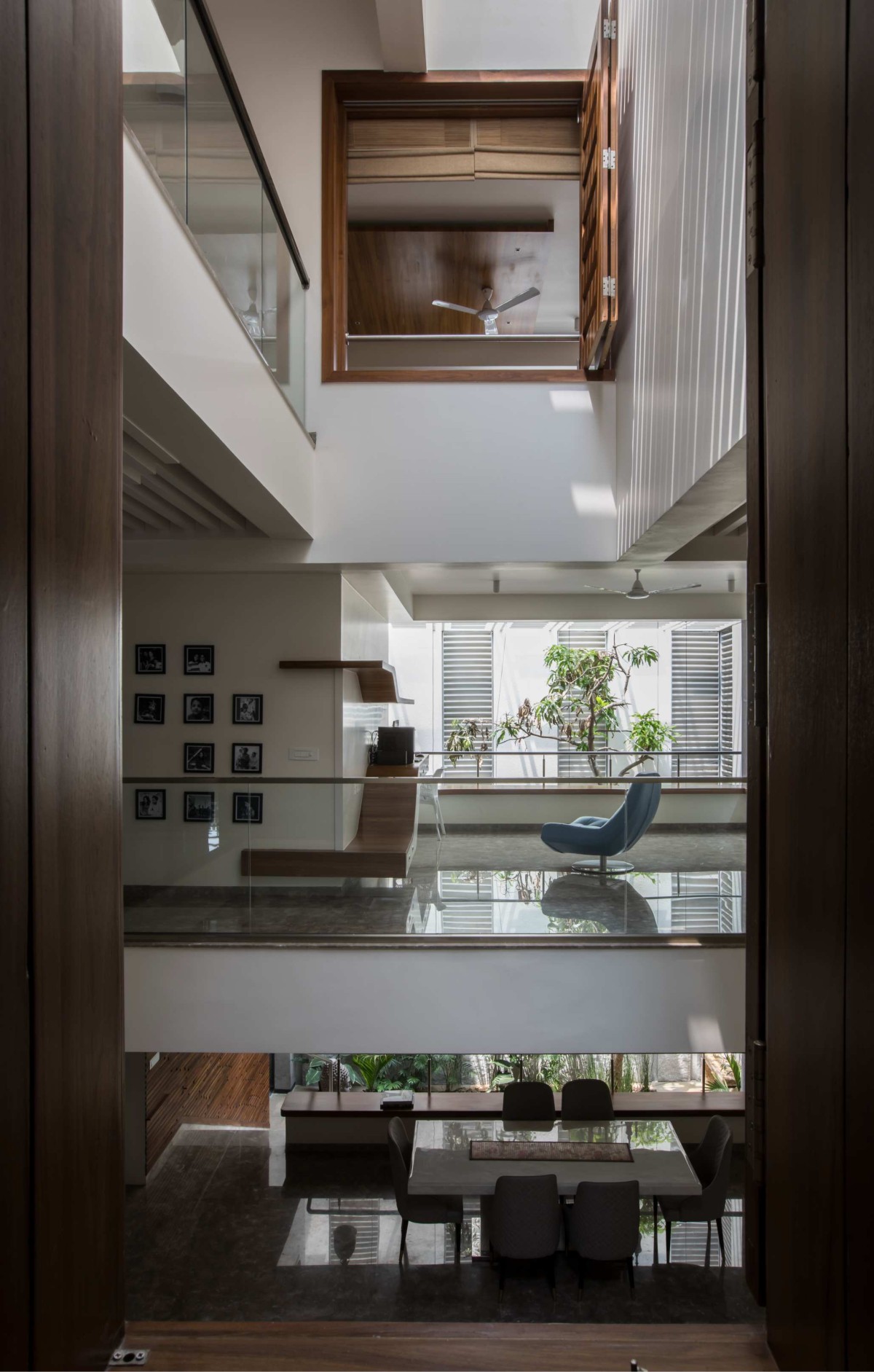 Vertical transparence from bedroom window of H2 by Design plus