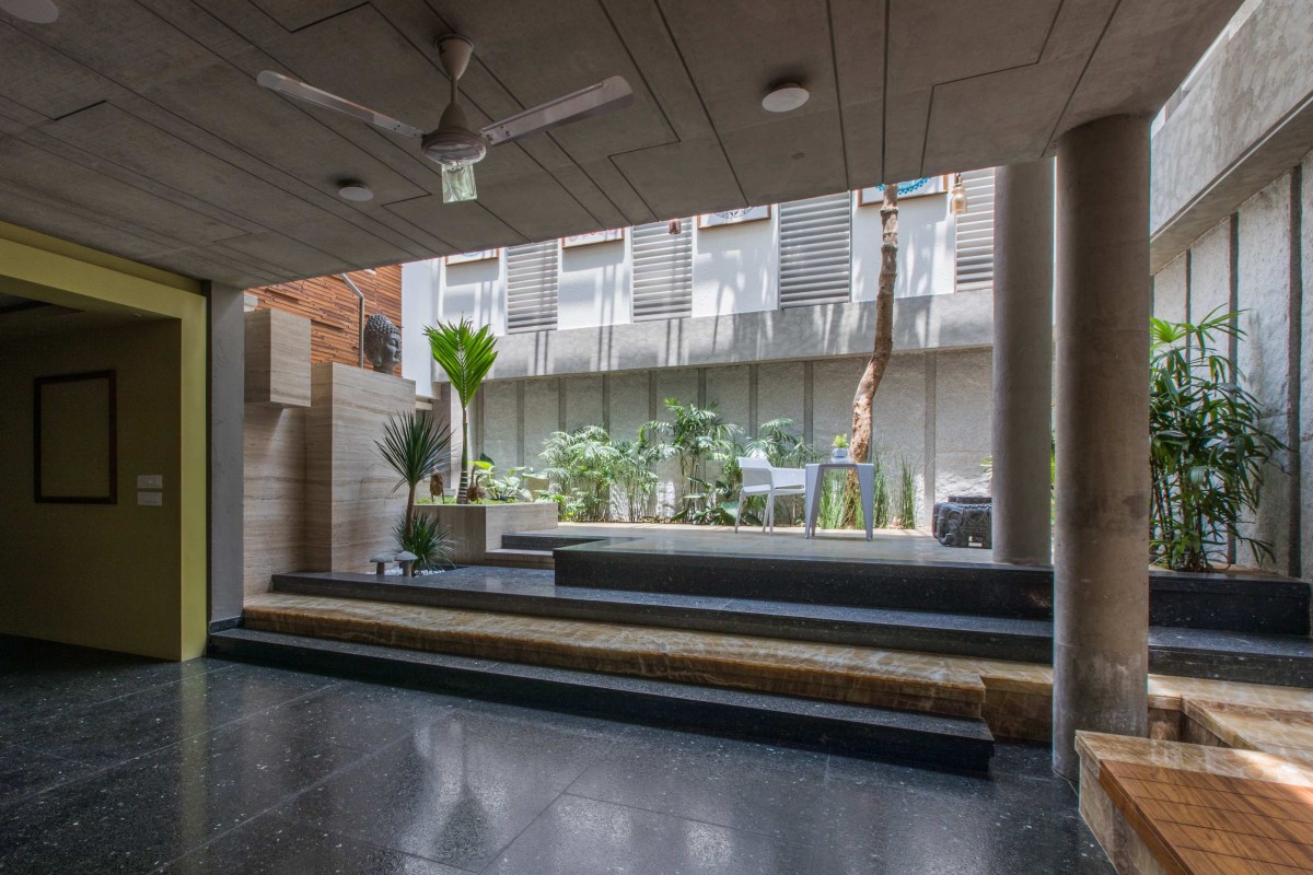 Staircase from lower entertainment area to courtyard as informal seating of H2 by Design plus