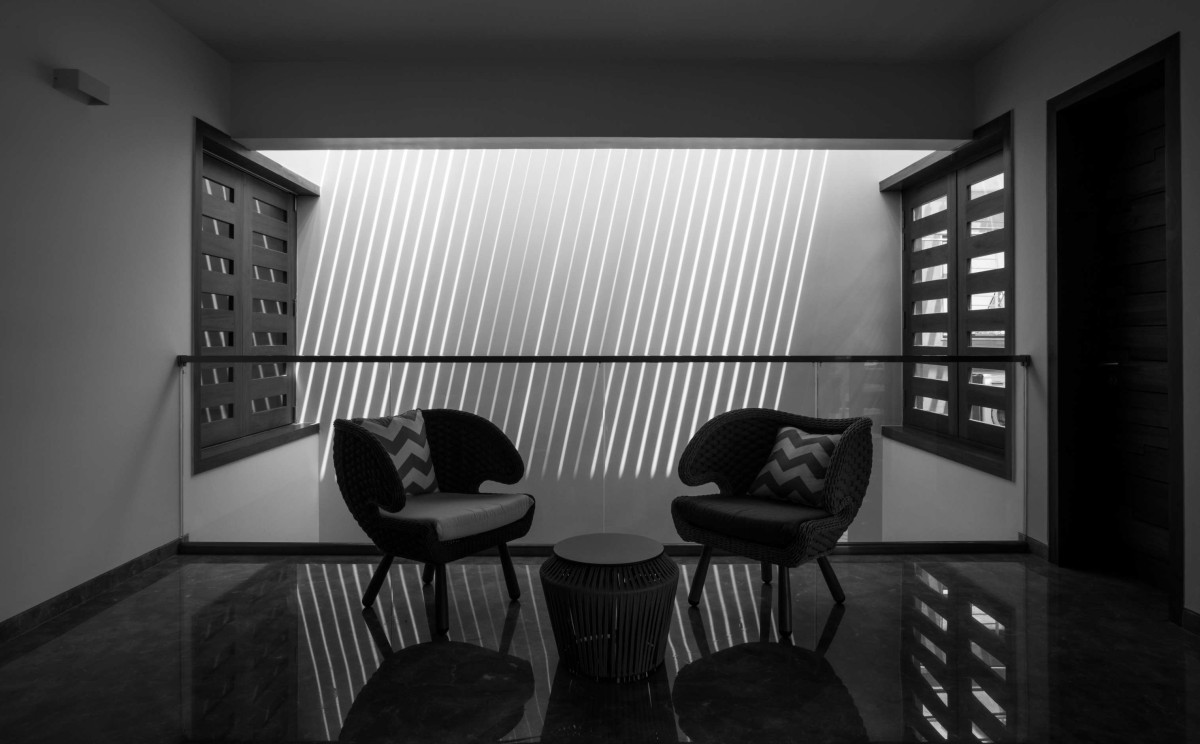 Pargola creating dynamic play of light and shadow of H2 by Design plus