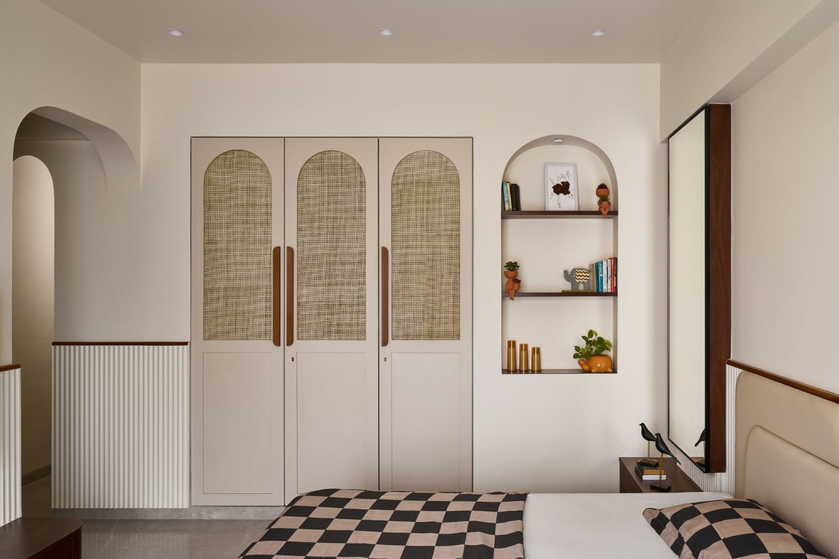 Master Bedroom of The Contemporary नेस्ट by Studio KNest