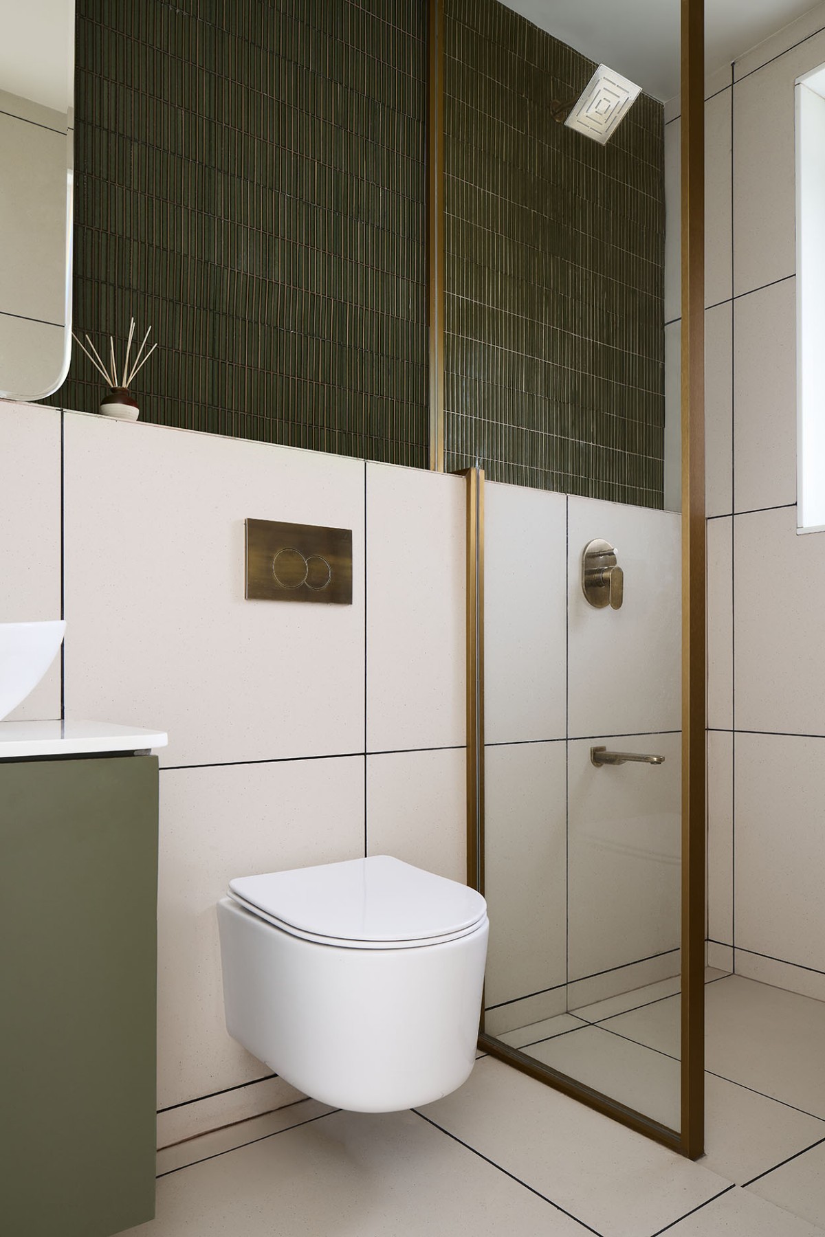Guest Bathroom of The Contemporary नेस्ट by Studio KNest