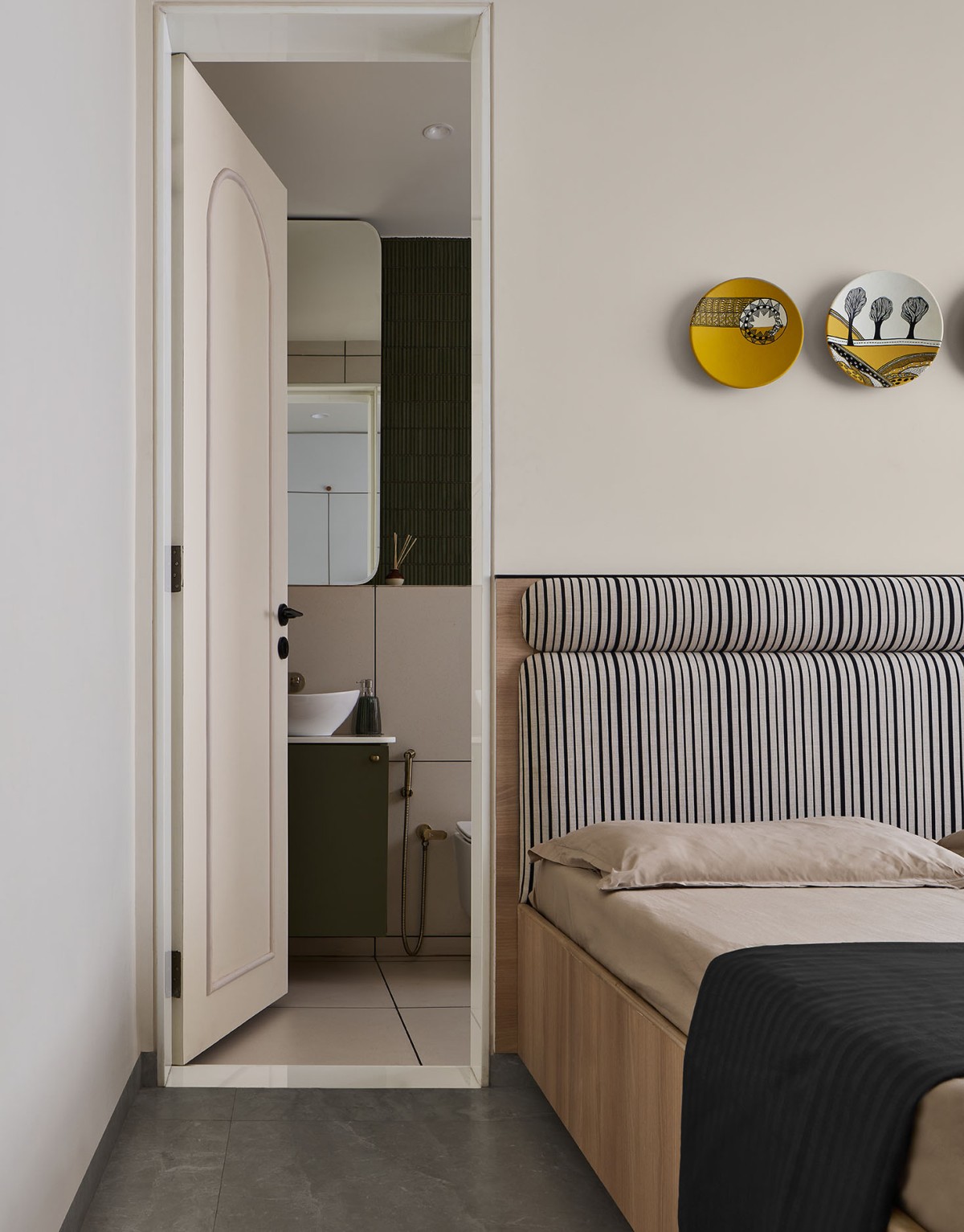 Guest Bedroom of The Contemporary नेस्ट by Studio KNest