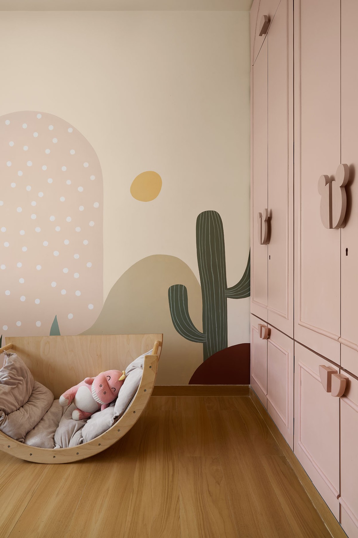Kids Bedroom of The Contemporary नेस्ट by Studio KNest