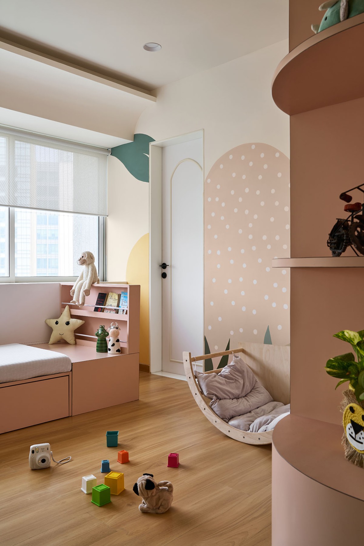 Kids Bedroom of The Contemporary नेस्ट by Studio KNest