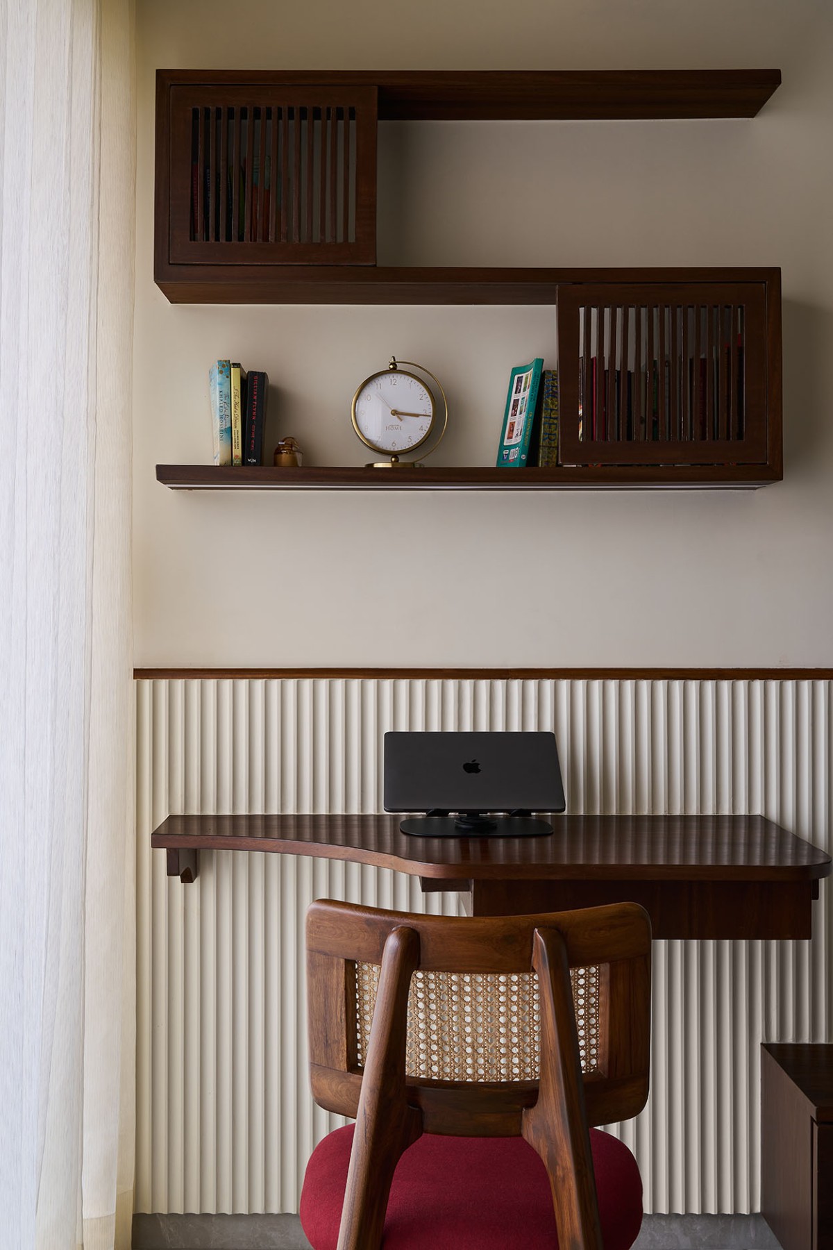 Study Area of The Contemporary नेस्ट by Studio KNest