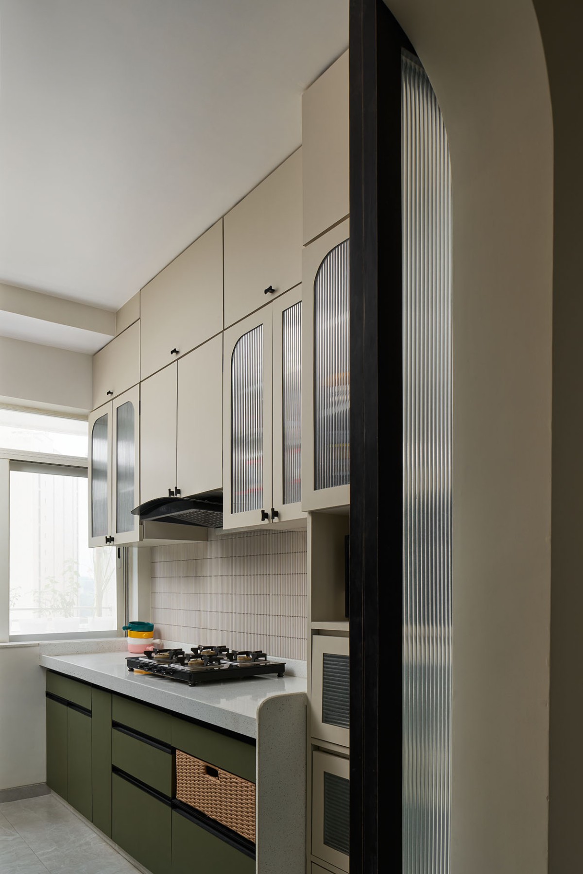 Kitchen of The Contemporary नेस्ट by Studio KNest
